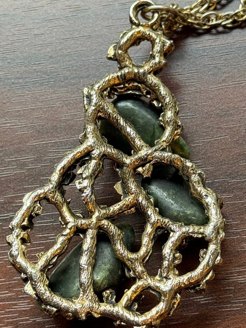 1970s Vintage Brutalist Agate and Metal Necklace in Gold Tone - Picture 5 of 5